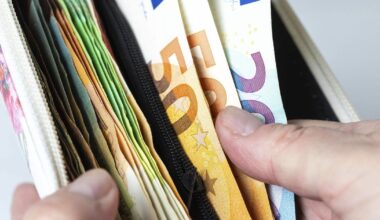 Tūkstančių gyventojų laukia pasirinkimas: kiek sukaupsite pensijai pasilikę – ką prarasite pasitraukę?