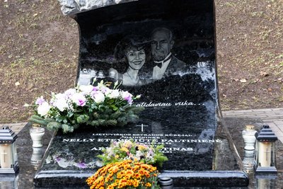 Nelly Paltinienės ir Arvydo Paltino paminklas