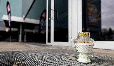 Prie ledo arenos – žvakutė tragiškai žuvusiam ledo ritulininkui