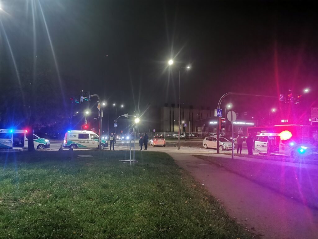 Susidūrus dvejiems automobiliams, nukentėjo mažametis – Kas vyksta Kaune