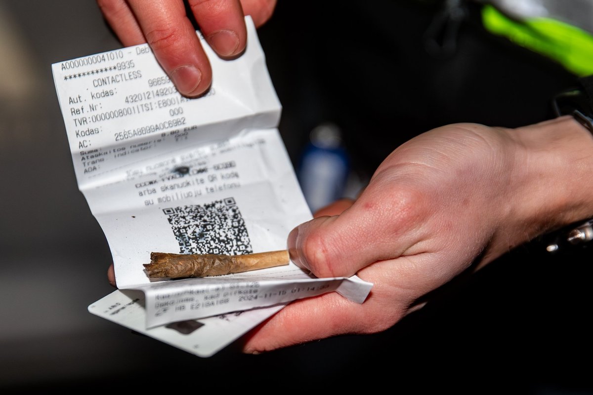 Ugniagesio automobilyje rasta suktinė su „žole“