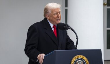 Šveicarijos parlamentarai reikalauja tyrimo dėl prabangių dovanų Trumpui