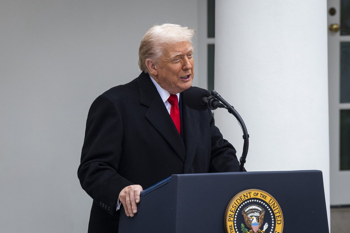 Šveicarijos parlamentarai reikalauja tyrimo dėl prabangių dovanų Trumpui