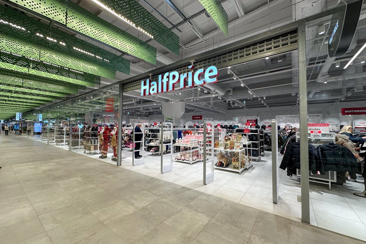 Išaugę apyvartos, lankytojų srautai ir susidomėjimas: „Outlet Park“ plėtrą bei pokyčius užbaigia „HalfPrice“ atidarymu