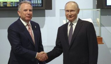 Paviešintas skandalingas pokalbis: Trumpo pasiuntinys mokė Putino padėjėją, kaip kalbėtis su Trumpu