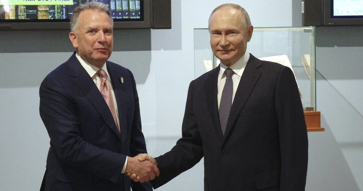 Paviešintas skandalingas pokalbis: Trumpo pasiuntinys mokė Putino padėjėją, kaip kalbėtis su Trumpu