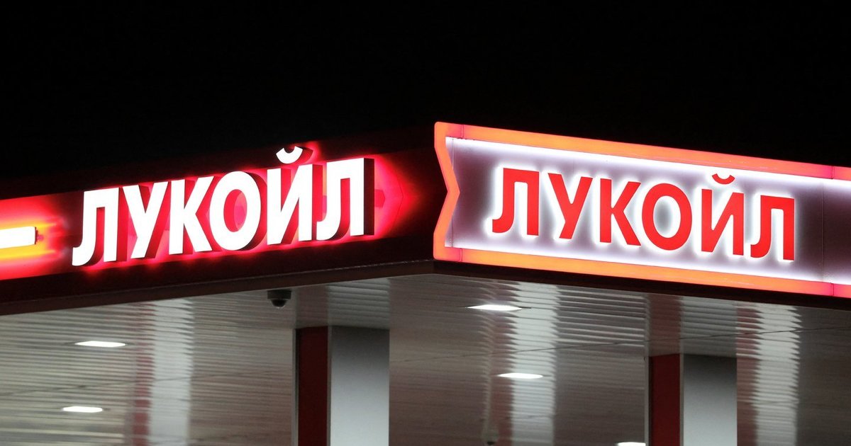 Po JAV sankcijų „Lukoil“ – vienai ES šaliai degalų liko vos mėnesiui