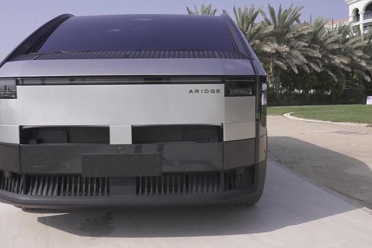 Elektromobilių gamintoja Dubajuje pristatė automobilio ir orlaivio hibridą