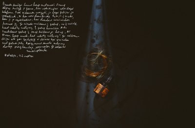 „Jodas ir plaukai. Vyras mušė savo partnerę. Mušė kumščiu per galvą, bet ne per veidą, kad neliktų mėlynių. Arba galvą trenkdavo į sieną. Jis uždraudė jai eiti pas gydytojus ir gausiai apliedavo jos galvos žaizdas jodu. Jos plaukai visą laiką buvo raudoni.“ Aut. Alexander Vasukovich 