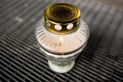 Prie ledo arenos – žvakutė tragiškai žuvusio paauglio atminimui