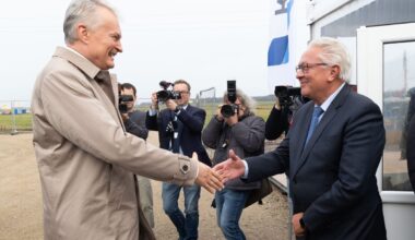 Lietuvoje apsilankęs „Rheinmetall“ vadovas žada samdyti vietinius ir juos siųsti mokytis į užsienį - Delfi