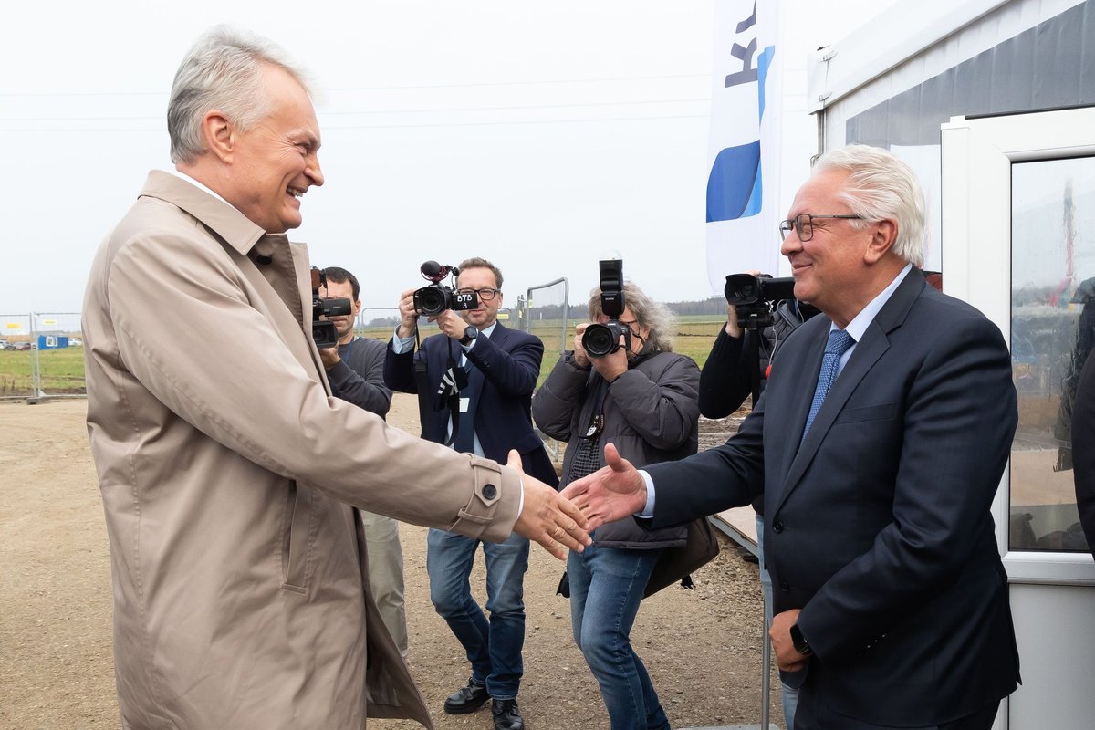 Lietuvoje apsilankęs „Rheinmetall“ vadovas žada samdyti vietinius ir juos siųsti mokytis į užsienį - Delfi