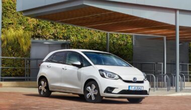 „Honda“ keičia kursą: lėtėjant elektromobilių paklausai, pristatyta lengvesnė hibridų platforma