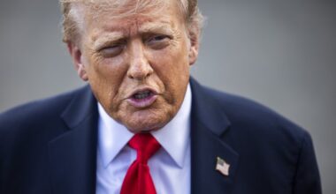 Trumpas užsiminė apie karinę intervenciją į vieną šalį