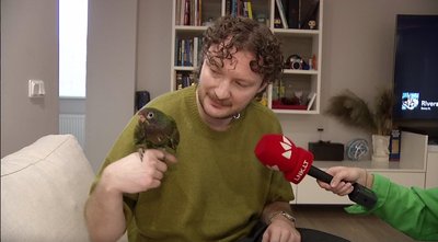 Sveikatos apsaugos viceministras Daniel Naumovas augina papūgą