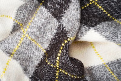 Škotiškas raštas pasižymi grafiniu, persidengiančių rombų dizainu, kurį kerta plonos įstrižos linijos. 