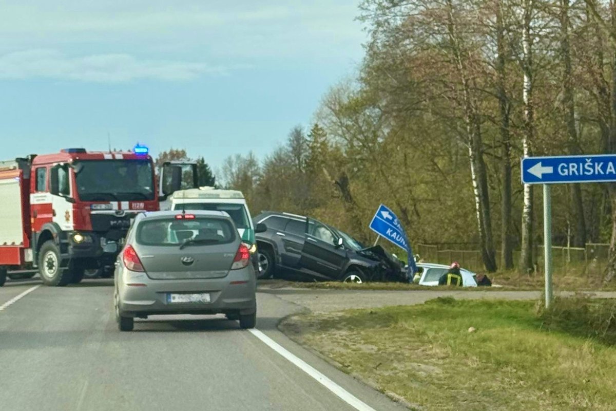 Šakių rajone įvyko smarki avarija, nukentėjo du žmonės
