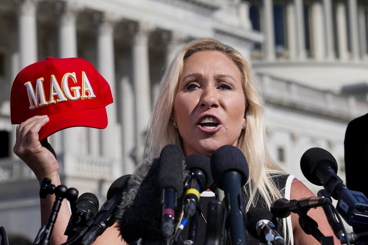 Su Trumpu susipykusi kongresmenė Greene atsistatydina