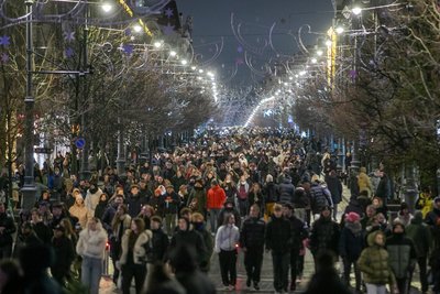 Žmonės plūsta į Vilniaus Kalėdų eglutės įžiebimą 