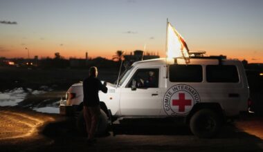 Raudonasis Kryžius perdavė Izraeliui karstą su įkaito palaikais