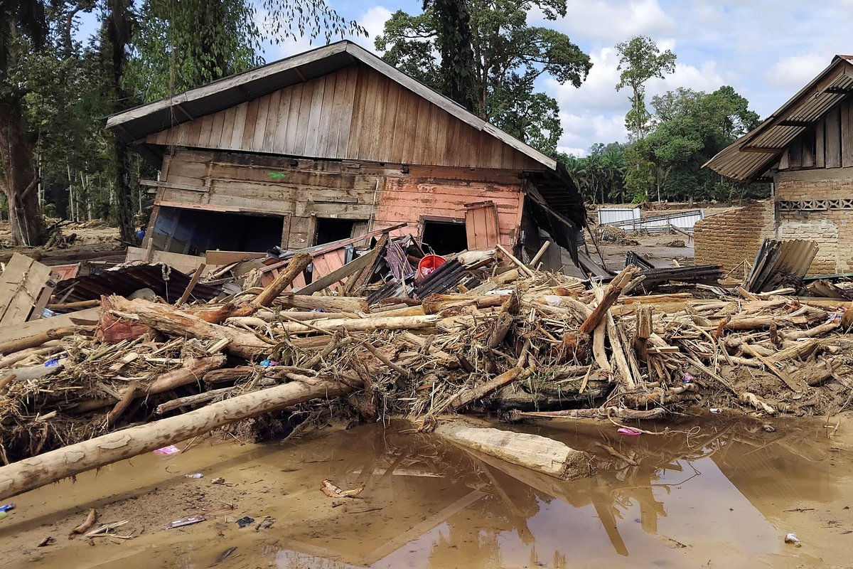 Potvyniai Indonezijoje pražudė daugiau kaip 300 žmonių