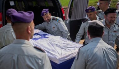 „Hamas“ perduotas įkaito kūnas identifikuotas kaip pagrobto kario