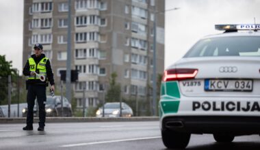 Prie gimnazijos vyras ginklu apšaudė kieme dirbusius žmones