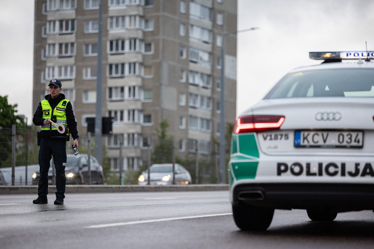 Prie gimnazijos vyras ginklu apšaudė kieme dirbusius žmones