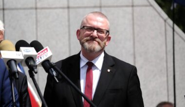 EP antrą kartą panaikino Lenkijos europarlamentaro neliečiamybę