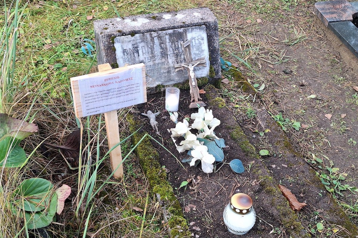 Vaizdas kapinėse sukėlė pyktį: taip mirusiųjų valdžia nebuvo „pagerbusi“ net sovietmečiu - Delfi
