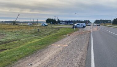 Į kiemą įvažiuoti nepavyko – akis „užpylęs“ pensininkas automobilį paguldė griovyje