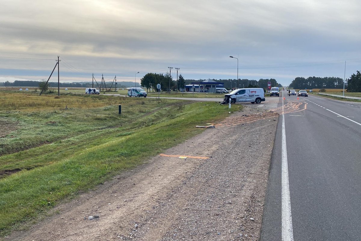 Į kiemą įvažiuoti nepavyko – akis „užpylęs“ pensininkas automobilį paguldė griovyje