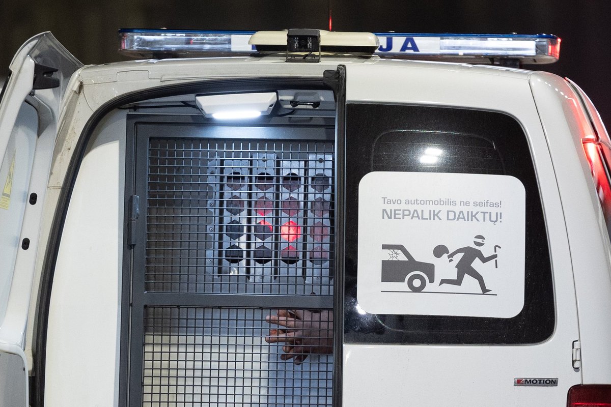 Raseinių rajone girtas ir „beteisis“ vairuotojas rėžėsi į „Bentley“