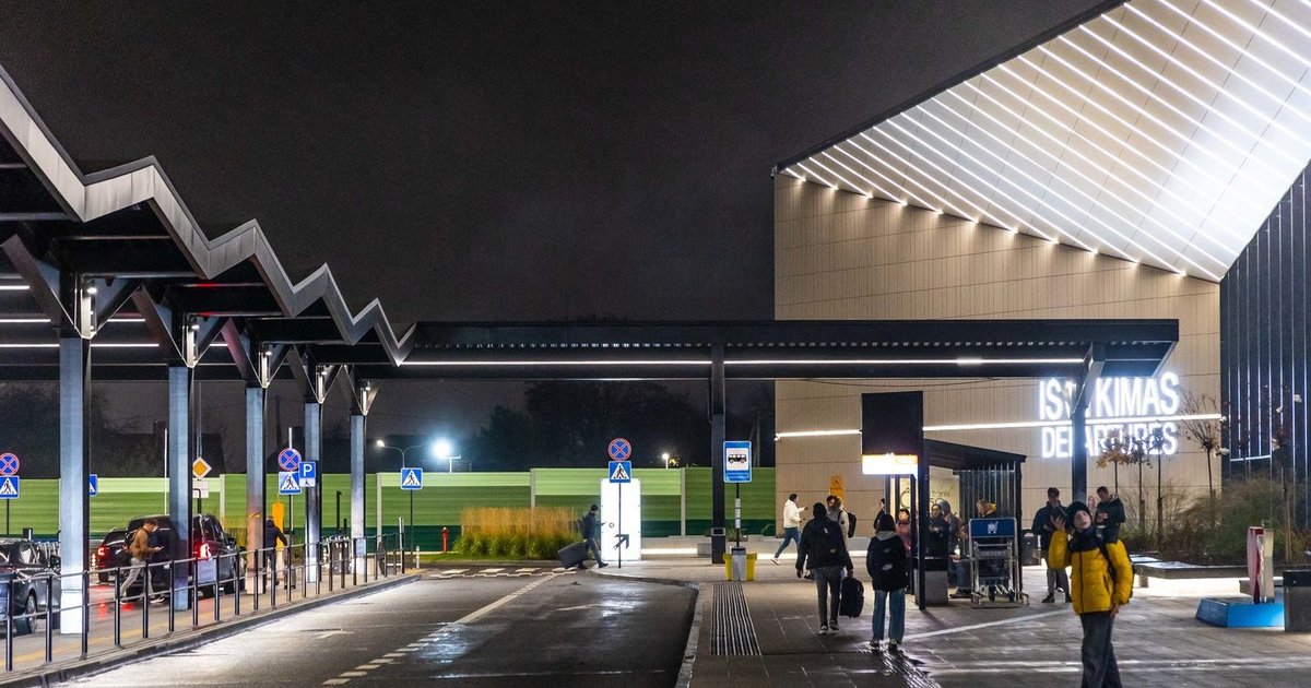Naktinis chaosas Vilniaus oro uoste: vos atnaujinus skrydžius jie šiąnakt vėl buvo sustabdyti