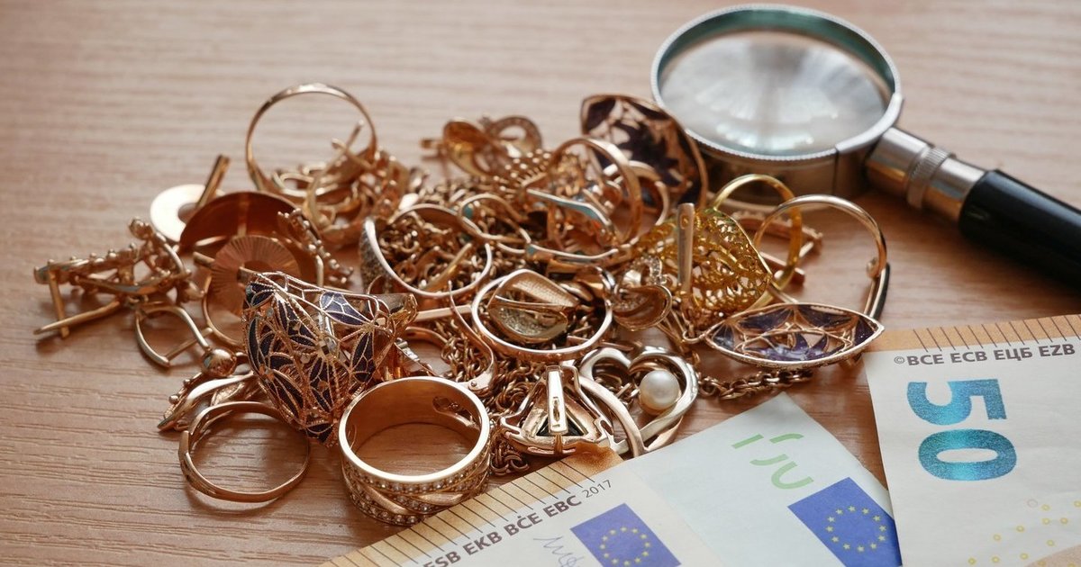 Pabrangus auksui, gyventojai neša parduoti papuošalus: daugelį nustebina 1 dalykas