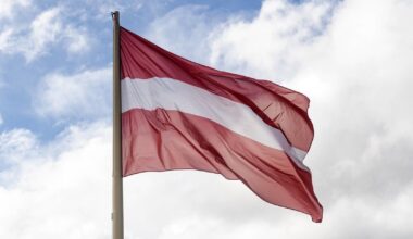 Latvijoje tūkstančiai išėjo į gatves, Rygoje – masiniai protestai