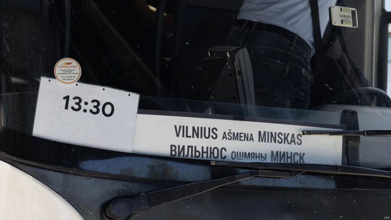 Uždaryti vartai į Baltarusiją sustabdė sparčiai augusią beveik 0,9 mln. asmenų migraciją autobusais