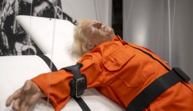 Šveicarijoje eksponuojama nukryžiuoto Trumpo skulptūra