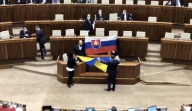 Kodėl Slovakijos politikai parlamente apipylė Ukrainos vėliavą vandeniu?