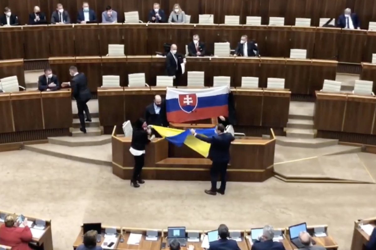 Kodėl Slovakijos politikai parlamente apipylė Ukrainos vėliavą vandeniu?