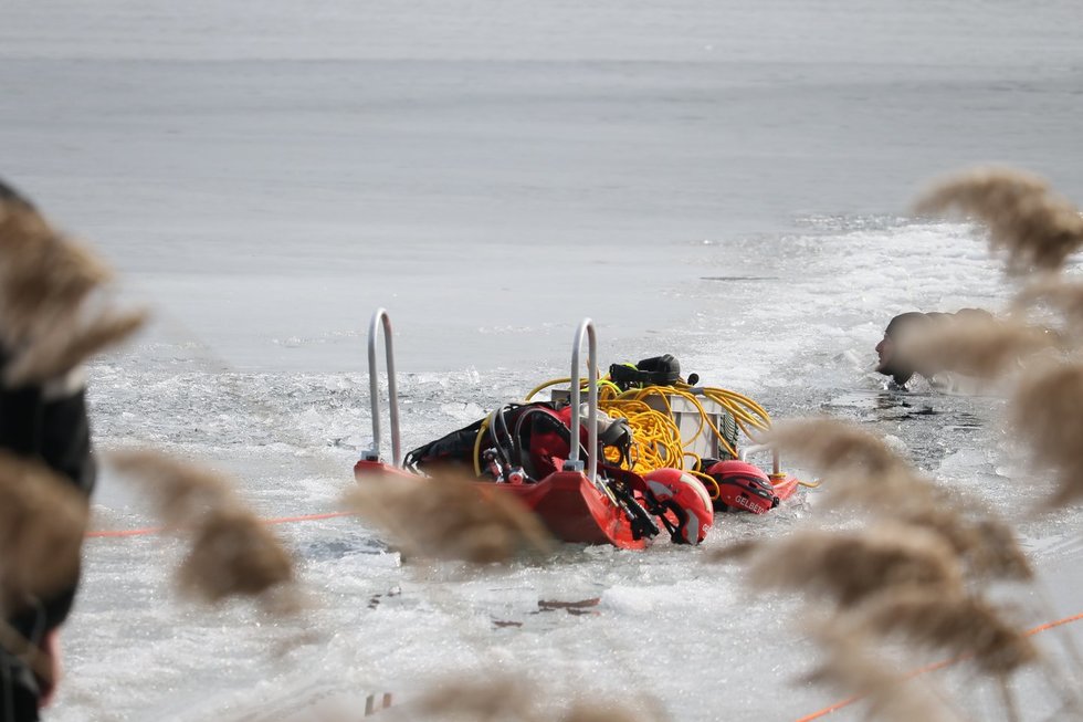 Narai gelbėtojai ištraukė Monio ežere nuskendusį žvejį (nuotr. Broniaus Jablonsko)
