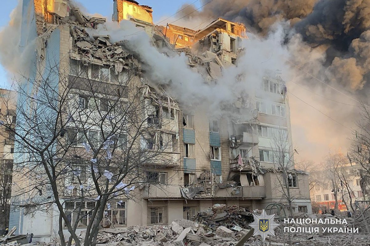 Karas Ukrainoje. Po vieno kruviniausių rusų išpuolių Ternopilyje vis dar ieškoma dingusių žmonių - Delfi