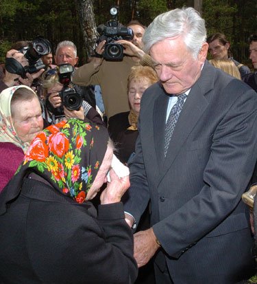 Prezidentas V. Adamkus bendrauja su kaimo gyventojais, likusiais gyvais Pirčiupių tragedijos liudininkais