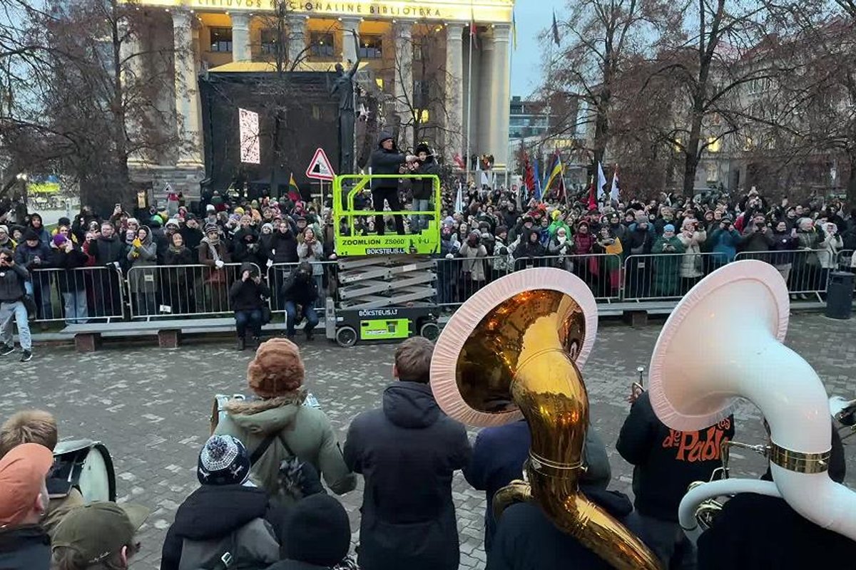 Kultūros asamblėjos mitingas užbaigtas muzikiniu traktorių pasirodymu