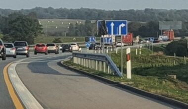 A1 magistralėje įlūžo asfaltas – kelias į Kauną tapo spąstais dešimtims automobilių: kas kaltas?