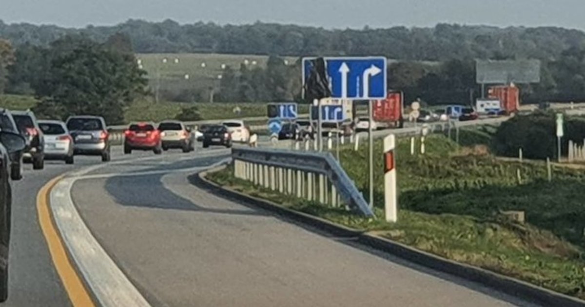 A1 magistralėje įlūžo asfaltas – kelias į Kauną tapo spąstais dešimtims automobilių: kas kaltas?