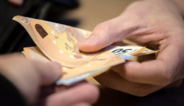 Nuo 2026 m. lietuvių laukia naujas mokestis: papildomai mokės ne tik turintys mašinas ar būstą