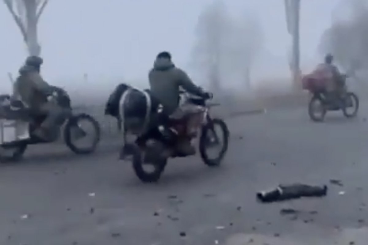 Karas Ukrainoje. Vaizdo įraše – į Pokrovską įvažiuojanti rusų kolona - Delfi