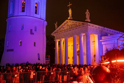 Žmonės plūsta į Vilniaus Kalėdų eglutės įžiebimą 