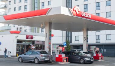 Degalinės klaida lenkų kišenes patuštins tūkstančiais – nieko neįtardami vairuotojai užsipylė ne tų degalų - Delfi